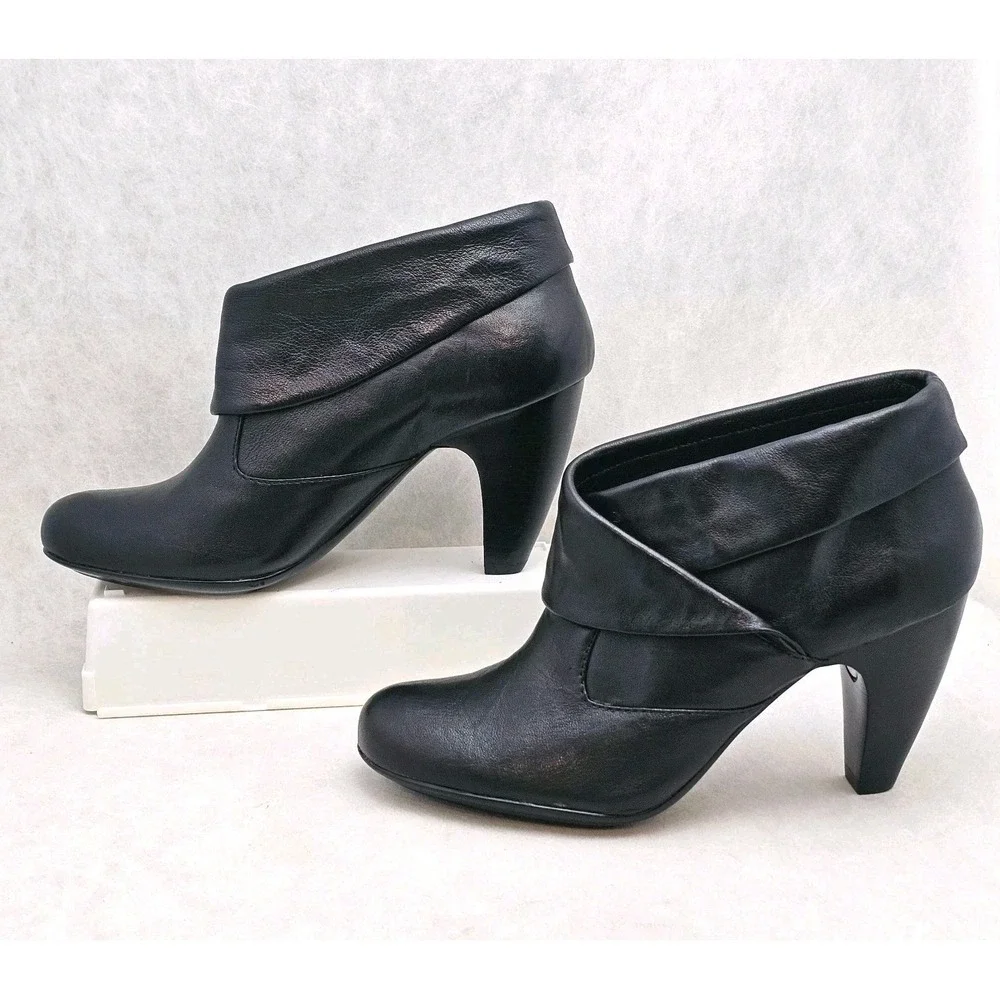 NWOB Sofft Freeda Black Leather Foldover  Slip On Heeled Ankle Booties  Sz 9.5